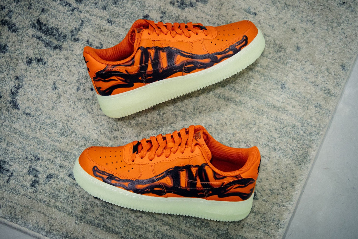 Check out the "Halloween-Themed" Orange Skeleton Air Force 1!